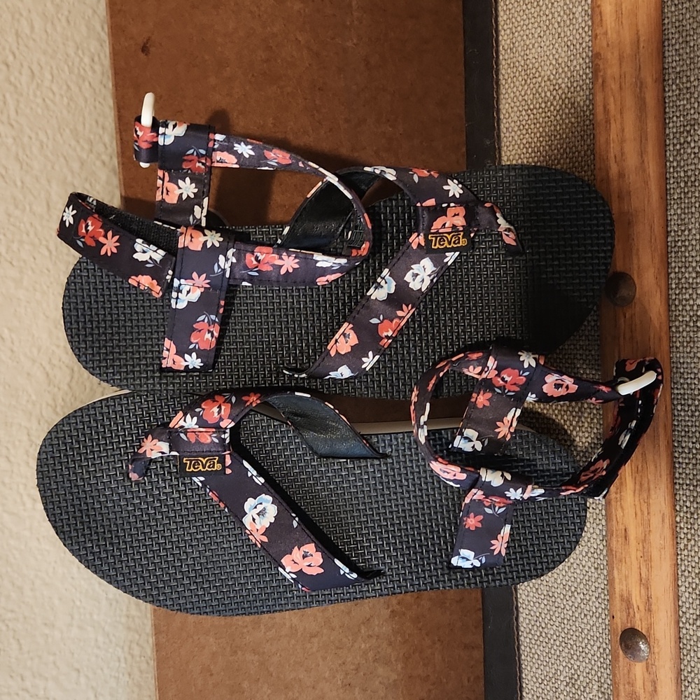 Teva sandles - Picture 4 of 8